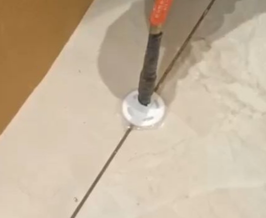 吴中瓷砖空鼓维修公司专业解答瓷砖在铺贴过程中，如果没有涂抹均匀到位的粘结材料（如水泥砂浆或瓷砖胶），可能会导致以下问题